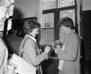 880619 Afbeelding van het bezoek van Joan Mondale (rechts, echtgenote van de Amerikaanse vicepresident Walter Mondale) ...